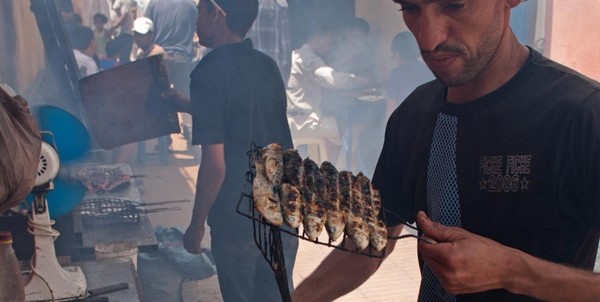 essaouira-marchand-poisson-grillé-925x465