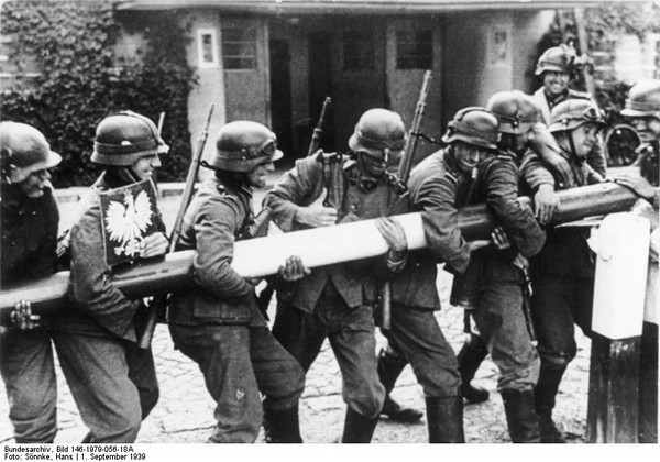 Bundesarchiv Bild 146-1979-056-18A, Polen, Schlagbaum, deutsche Soldaten.jpg